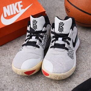 Nike Kyrie Basketball Shoes Gray Black Youth 5.5Y Flytrap Style